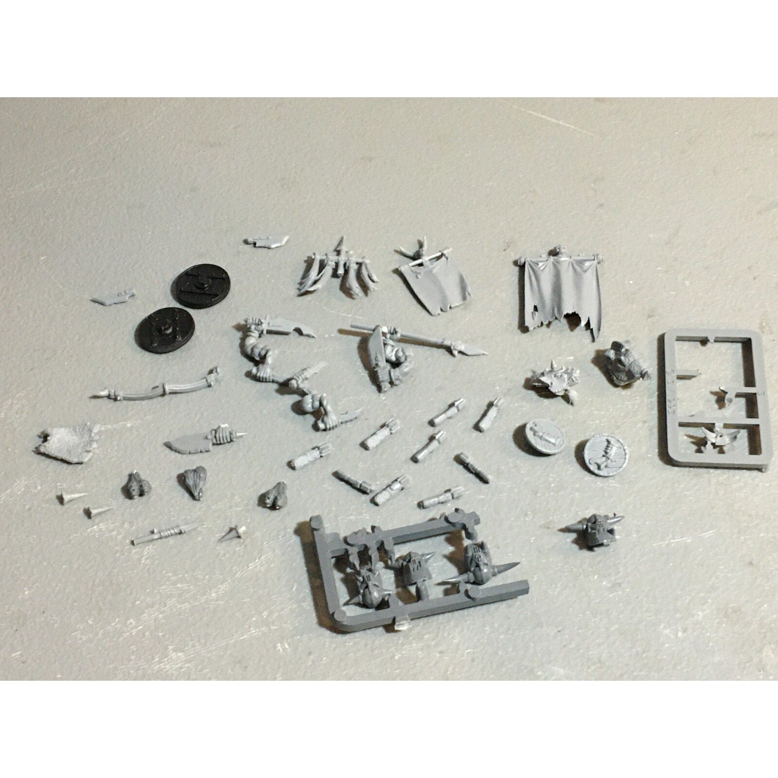 A23398 WARHAMMER FANTASY ORCS & GOBLINS BITS LOT MIXED ACCESSORIES BANNER HEADS