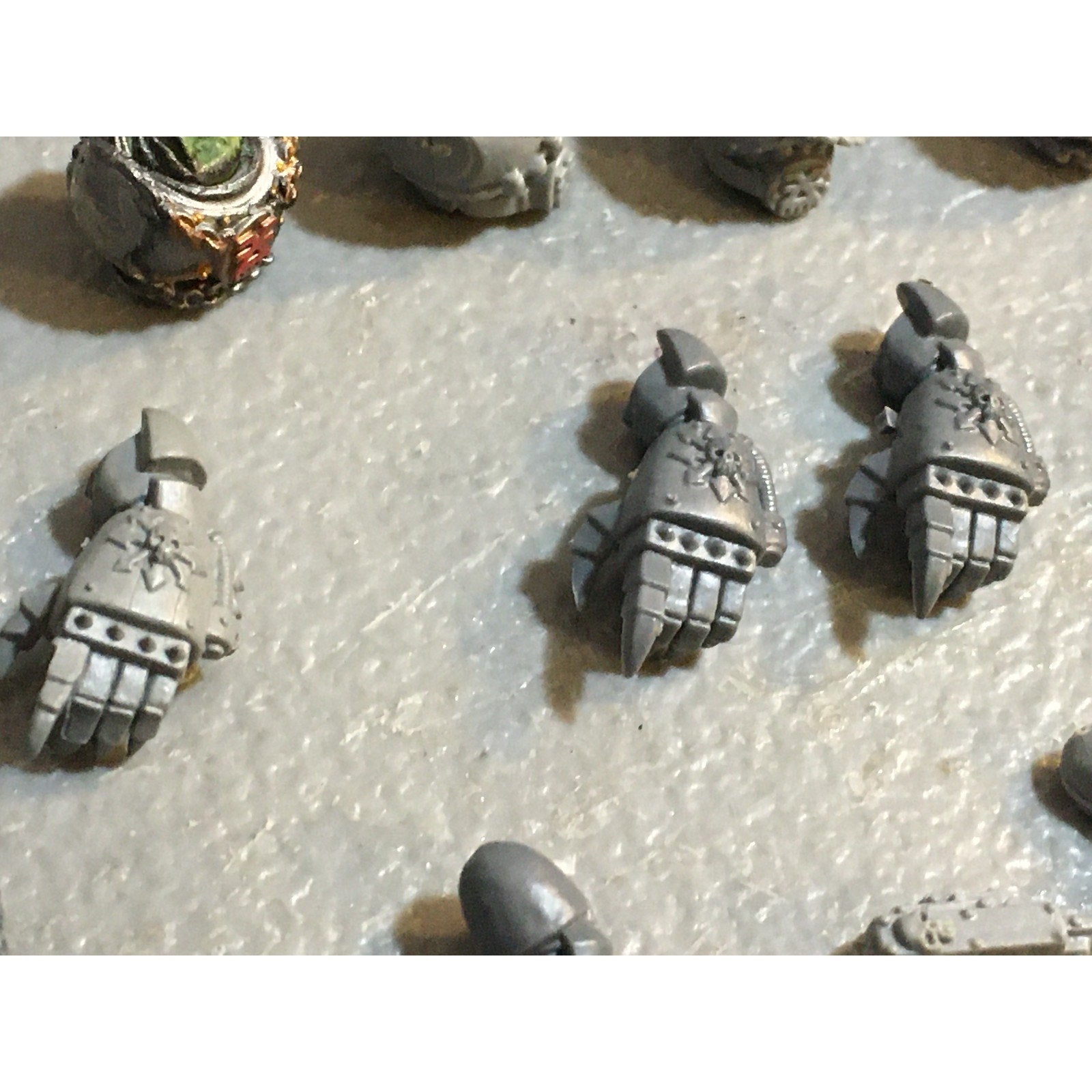 A33590 WARHAMMER 40K CHAOS SPACE MARINES CSM BITS LOT POWERFIST CHEST SWORD GW