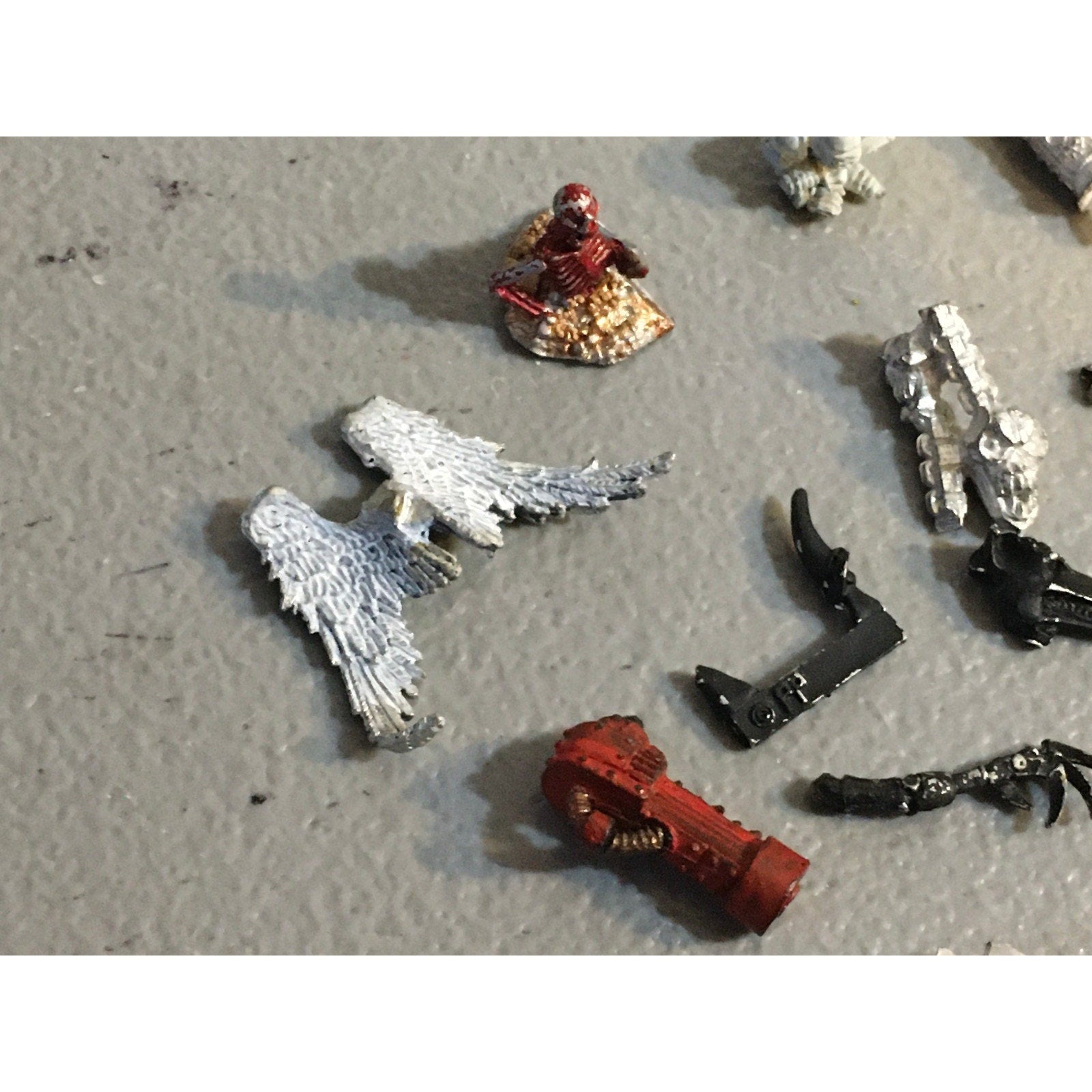 A32573 UNKNOWN MINIATURES ALL METAL BITS LOT WINGS ARM HEAD RPG TABLETOP
