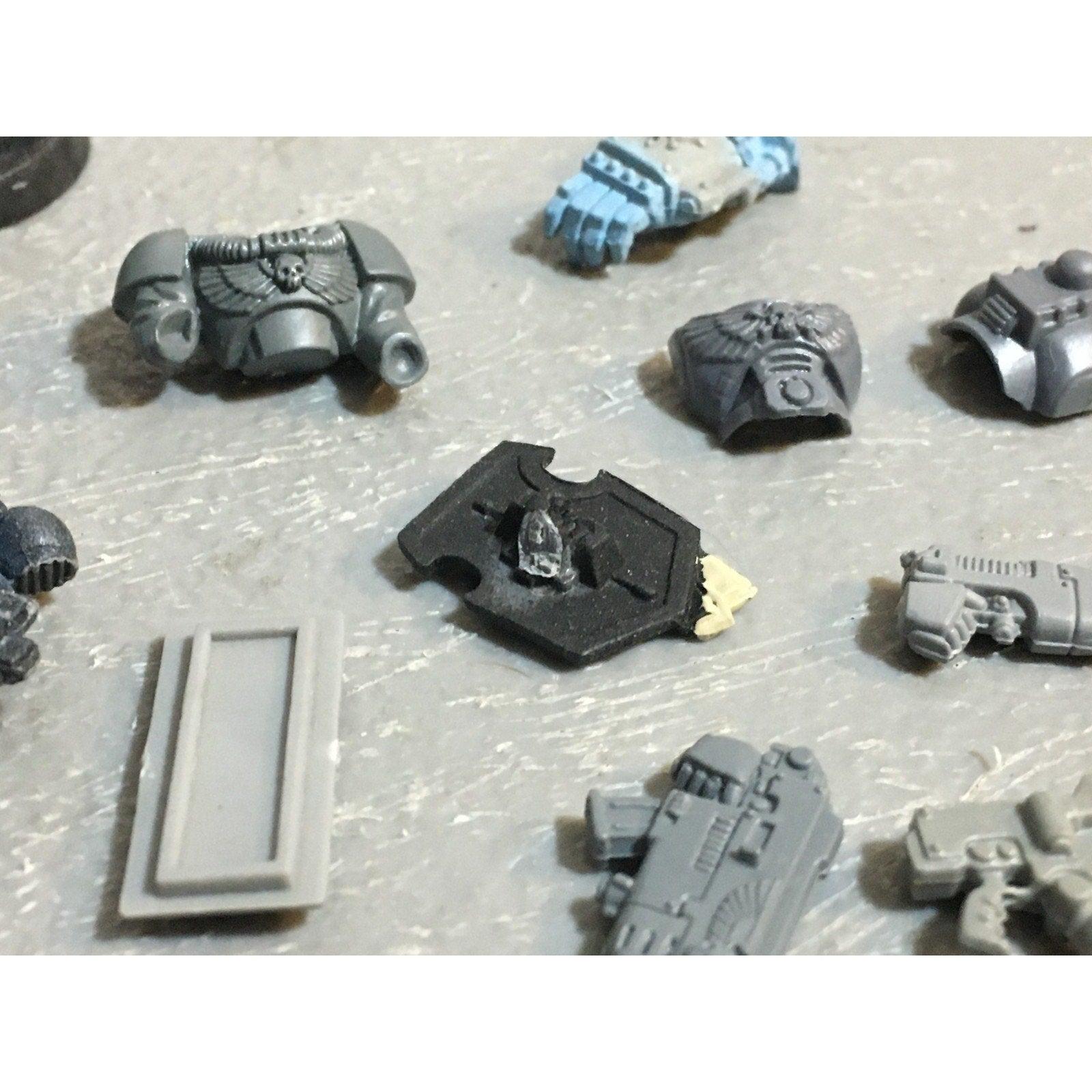 A27541 WARHAMMER 40K SPACE MARINES BITS LOT ARMS GUNS BANNER POLE GW