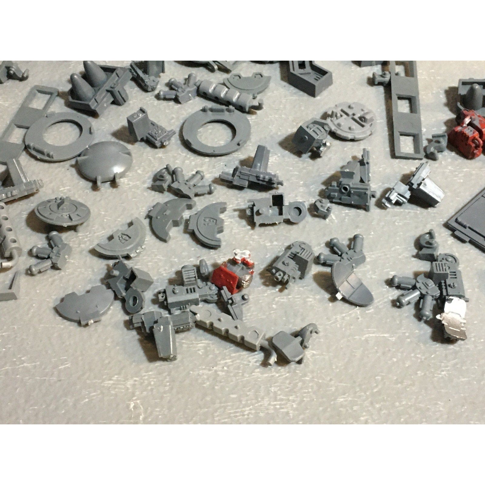 A24525 WARHAMMER 40K SPACE MARINES BITS LOT TANKS LIDS ACCESSOIRES
