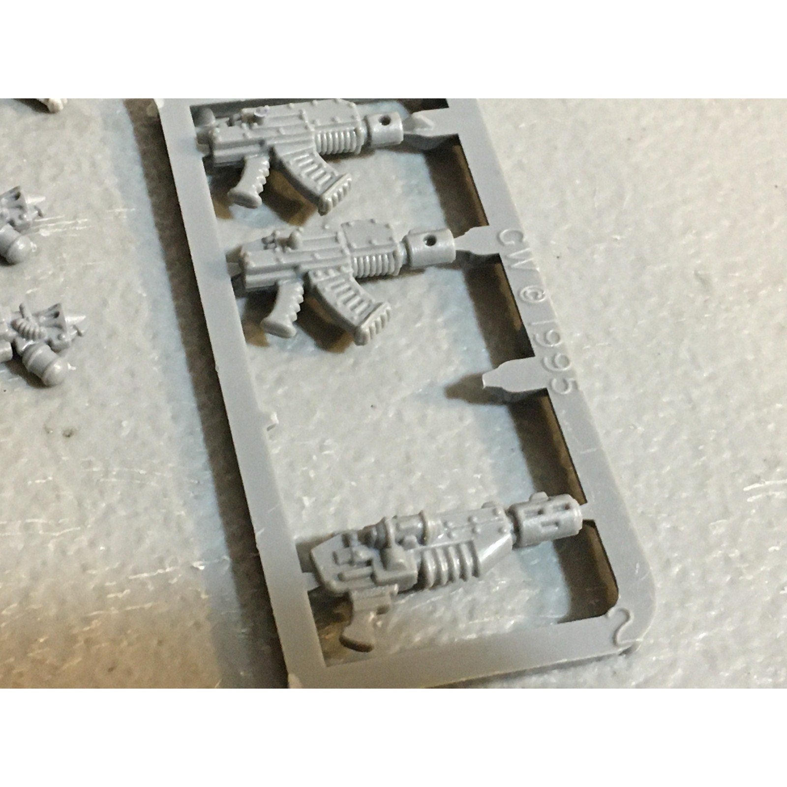 A33593 WARHAMMER 40K MIXED BITS LOT ROGUE TRADER PISTOLS GUNS GW