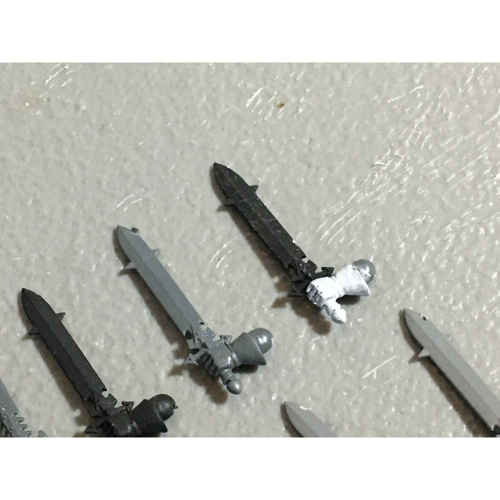 A22220 WARHAMMER FANTASY CHAOS MORTALS BITS LOT SWORD HANDS GAMES WORKSHOP