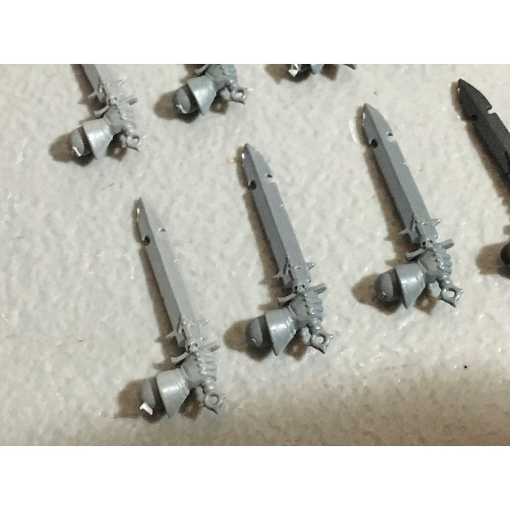 A22218 WARHAMMER FANTASY CHAOS MORTALS BITS LOT SWORD HANDS GAMES WORKSHOP