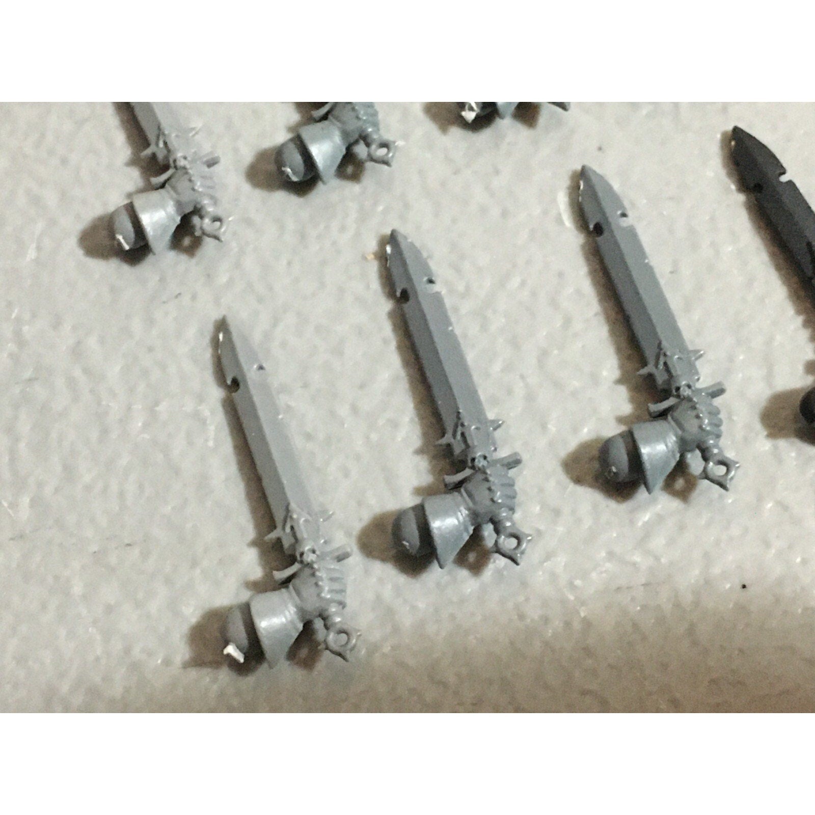 A22218 WARHAMMER FANTASY CHAOS MORTALS BITS LOT SWORD HANDS GAMES WORKSHOP