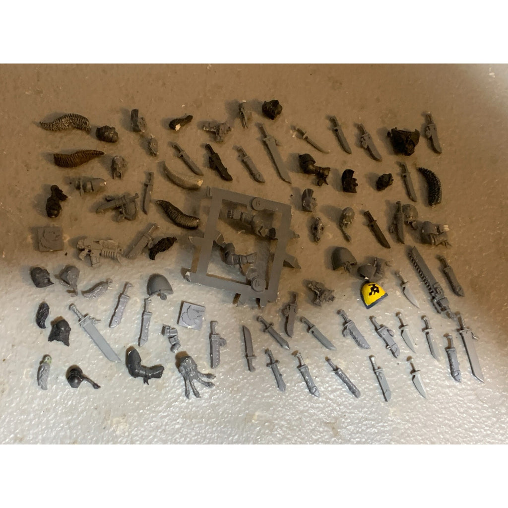 A23325 WARHAMMER 40K SPACE MARINES BITS LOT SPACE WOLVES HEADS TAILS KNIVES GW
