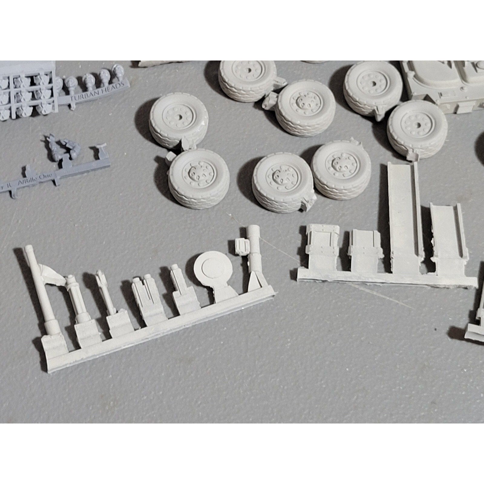 A17898 UNKNOWN TANK LOT BITS GUNS HEADS FUTURISTIC SCI-FI BATTLE