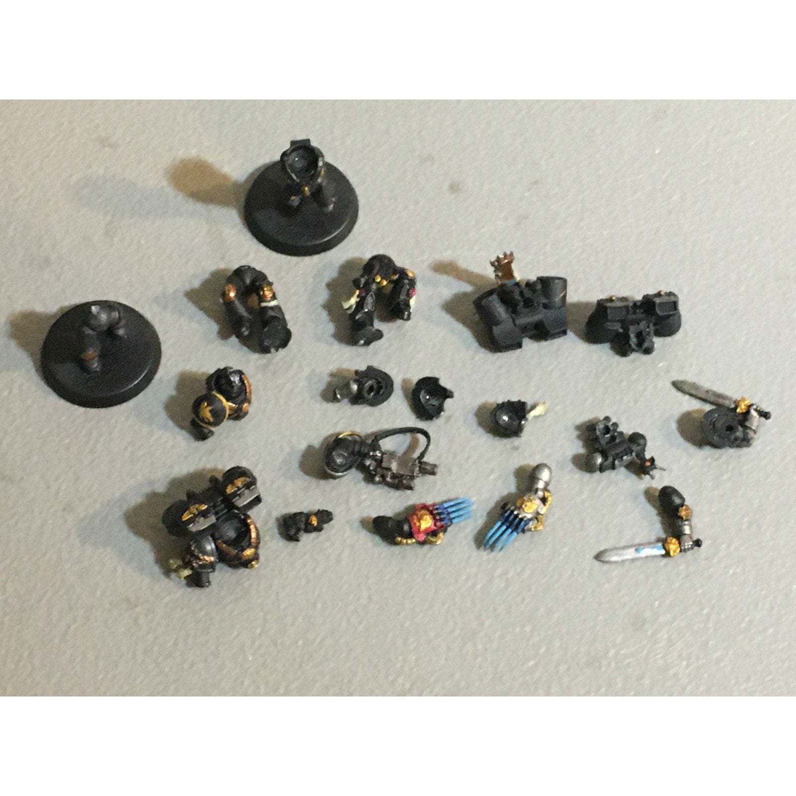A33581 WARHAMMER 40K SPACE MARINES BITS LOT JUMP LEGS CHEST ARMS GW