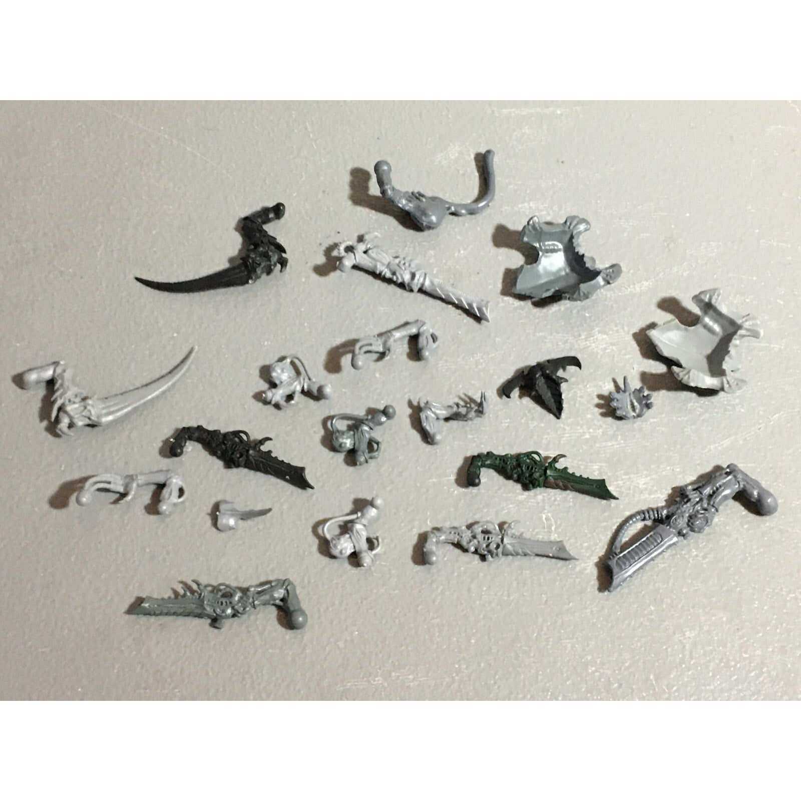 A22317 WARHAMMER 40K TYRANIDS BITS LOT MIXED GAMES WORKSHOP GW