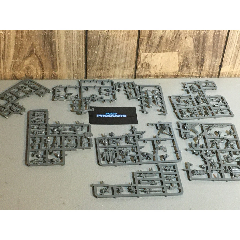 A33676 WARHAMMER 40K SPACE MARINES WOLVES BITS ON SPRUE LOT FIRSTBORN GW