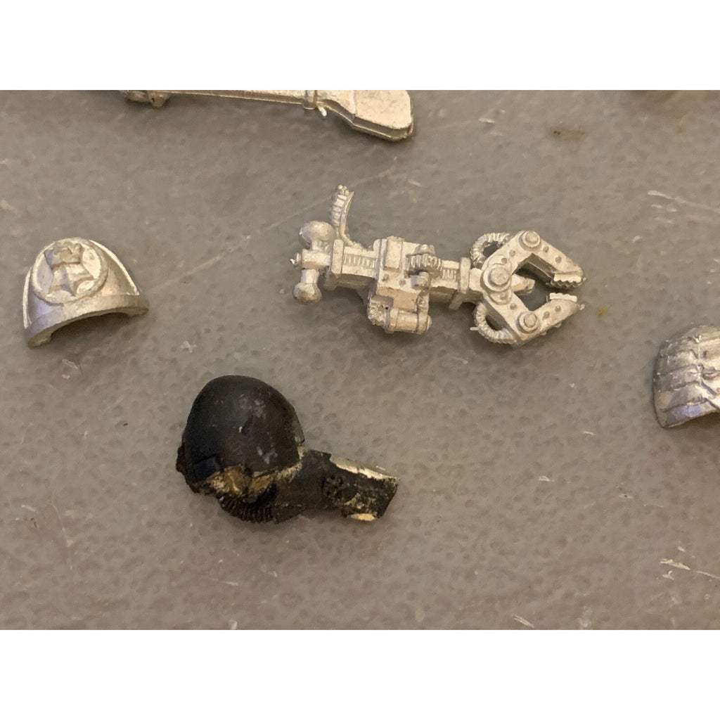 A23297 WARHAMMER 40K SPACE MARINES BITS LOT METAL FISTS INC FLAG POLE STANDARD