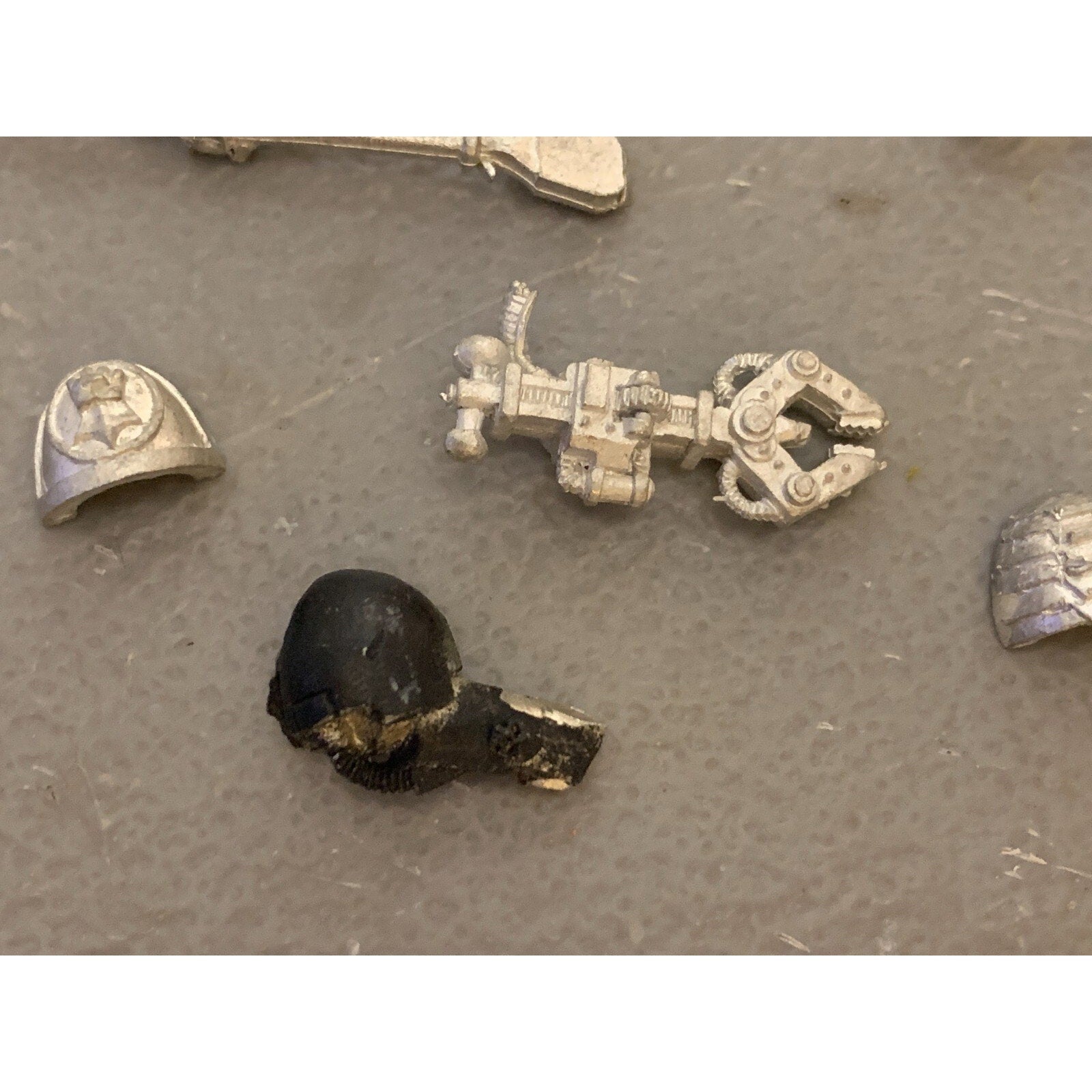 A23297 WARHAMMER 40K SPACE MARINES BITS LOT METAL FISTS INC FLAG POLE STANDARD
