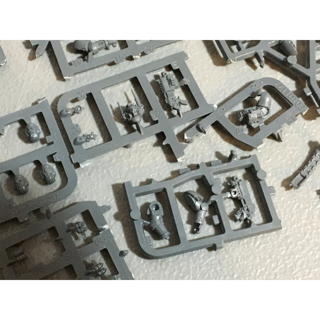 A20144 WARHAMMER 40K BITS LOT SPACE MARINES ON SPRUE HEADS ARMS