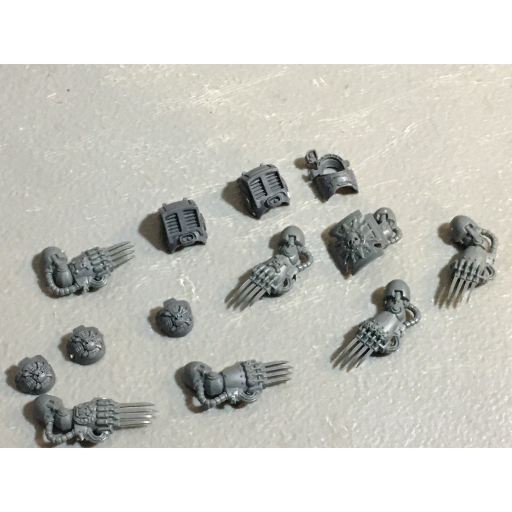 A23021 WARHAMMER 40K SPACE MARINES BITS LOT LIGHTNING CLAWS TERMINATORS GW