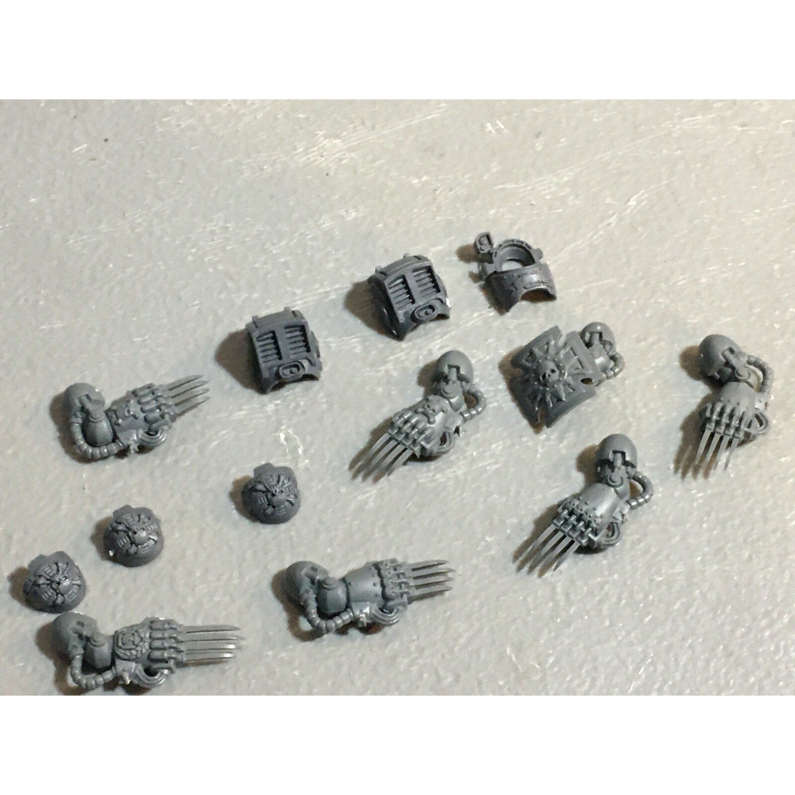 A23021 WARHAMMER 40K SPACE MARINES BITS LOT LIGHTNING CLAWS TERMINATORS GW