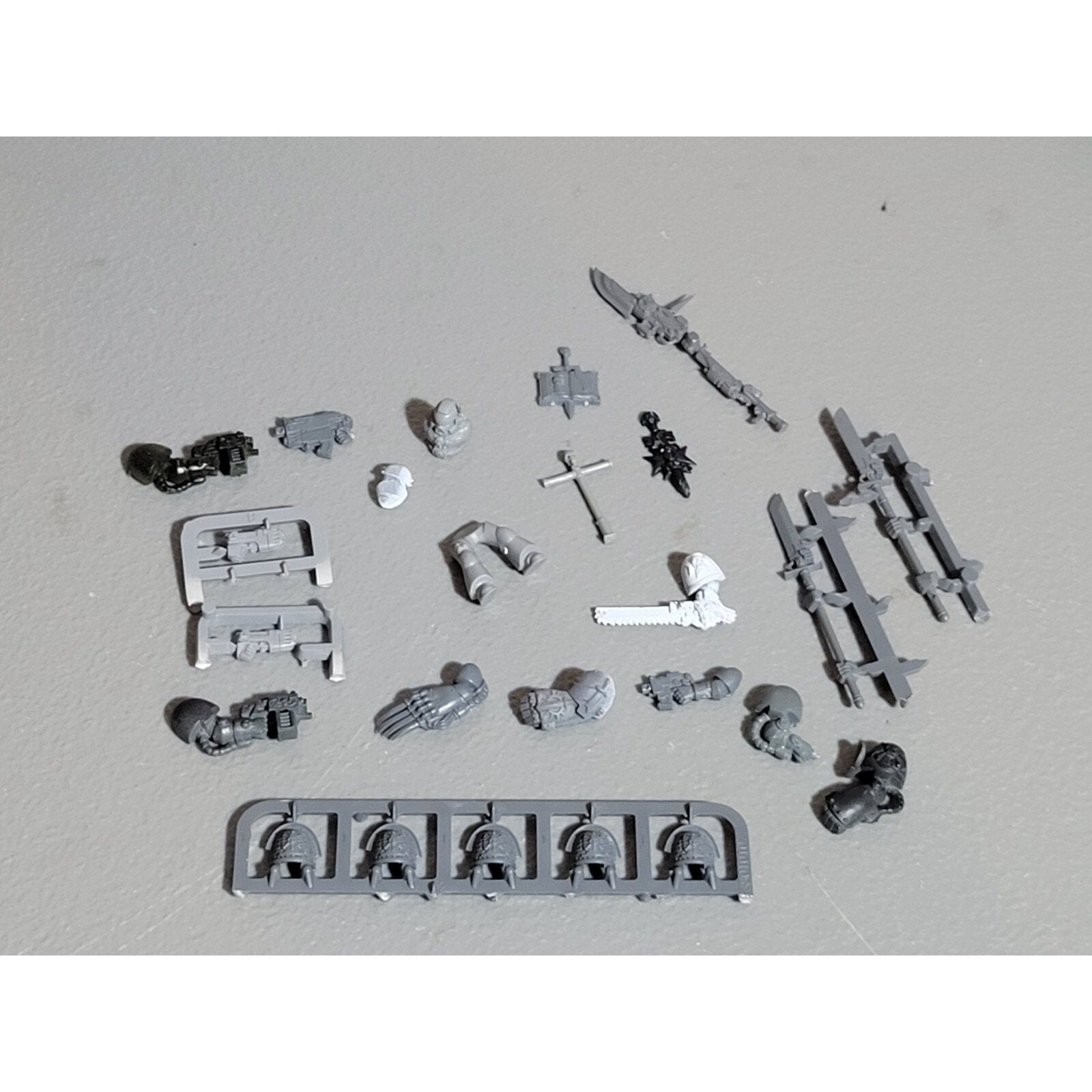 A18518 WARHAMMER 40K SPACE MARINES TERMINATORS CUSTODES BITS LOT