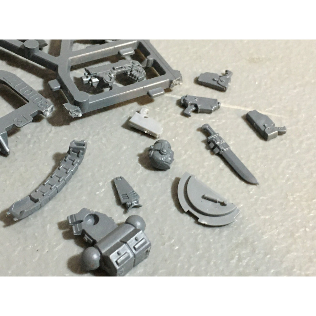 A20144 WARHAMMER 40K BITS LOT SPACE MARINES ON SPRUE HEADS ARMS