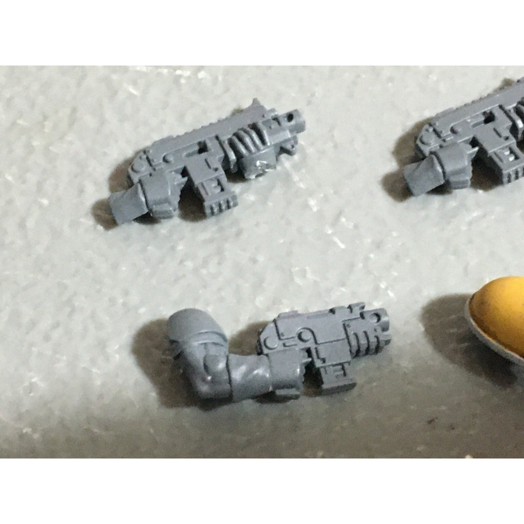 A22267 WARHAMMER 40K SPACE MARINES BITS LOT BOLTERS ARMS GAMES WORKSHOP GW