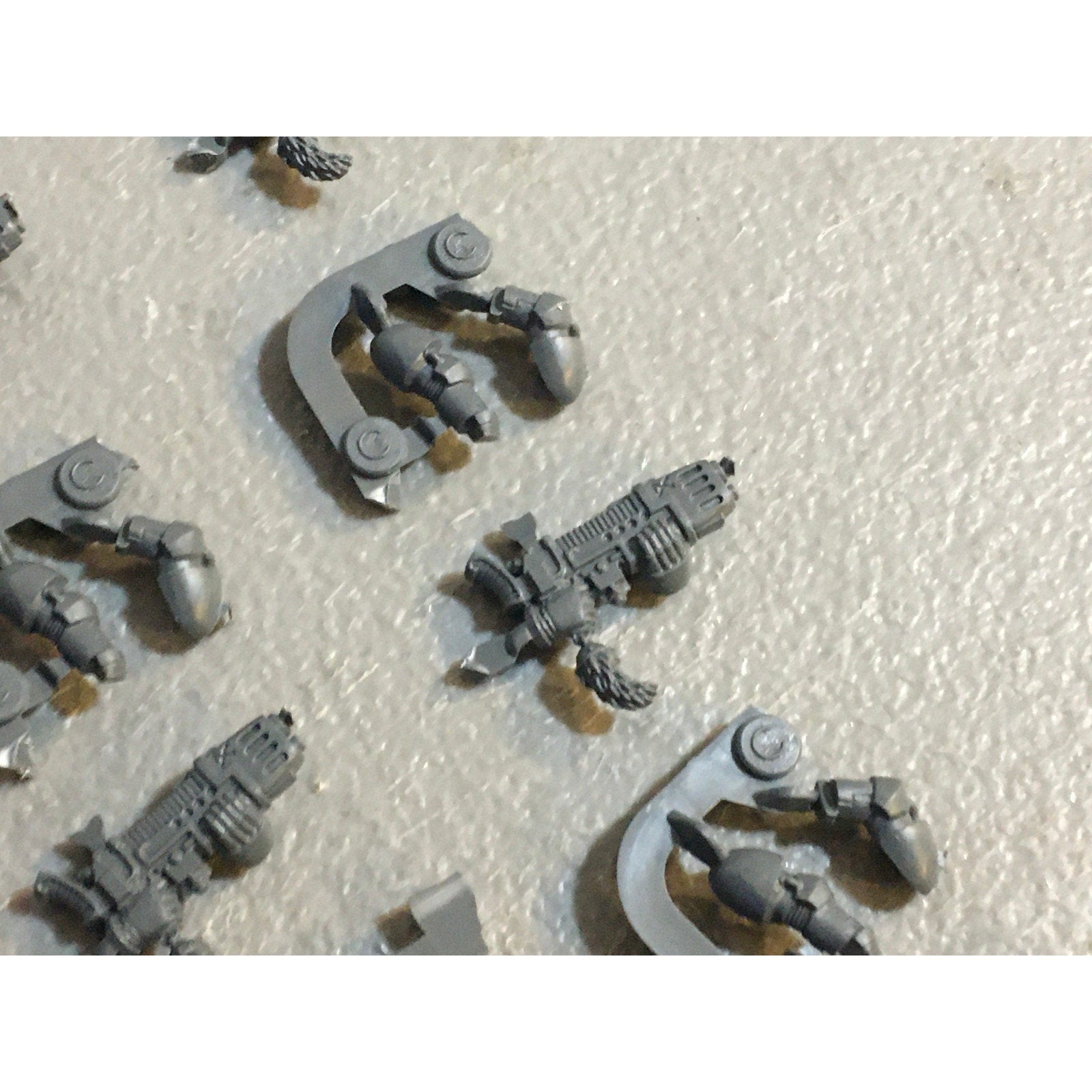 A29732 WARHAMMER 40K SPACE MARINES WOLVES BITS LOT PLAMSA GUNS W ARMS GW