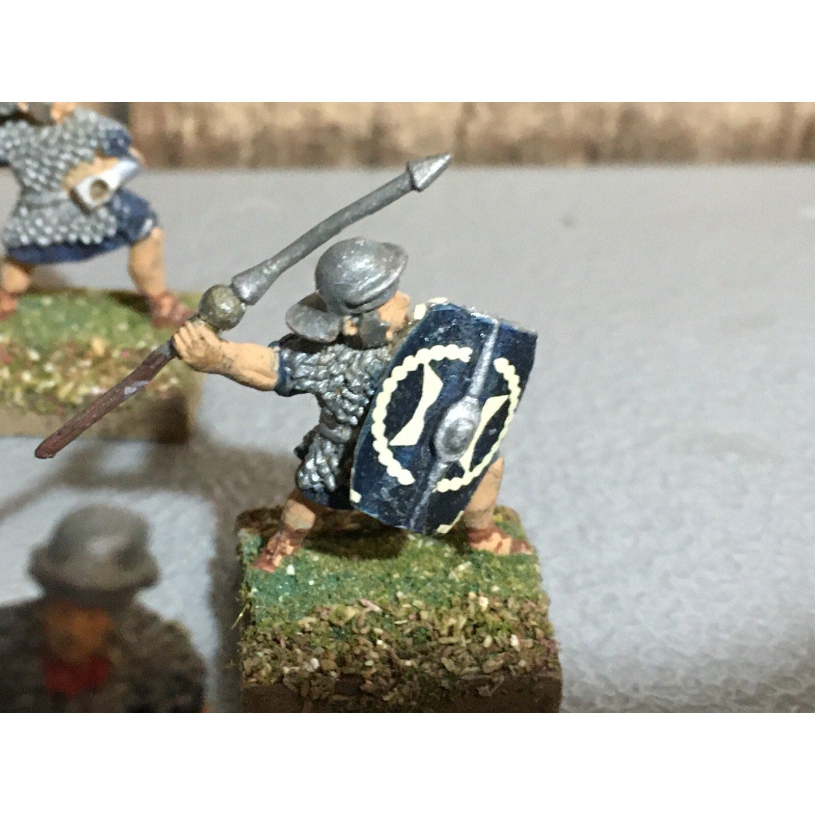 A23531 UNKNOWN METAL MINIATURES SOLDIERS WARRIORS ROMAN MISS 2 SPEARS