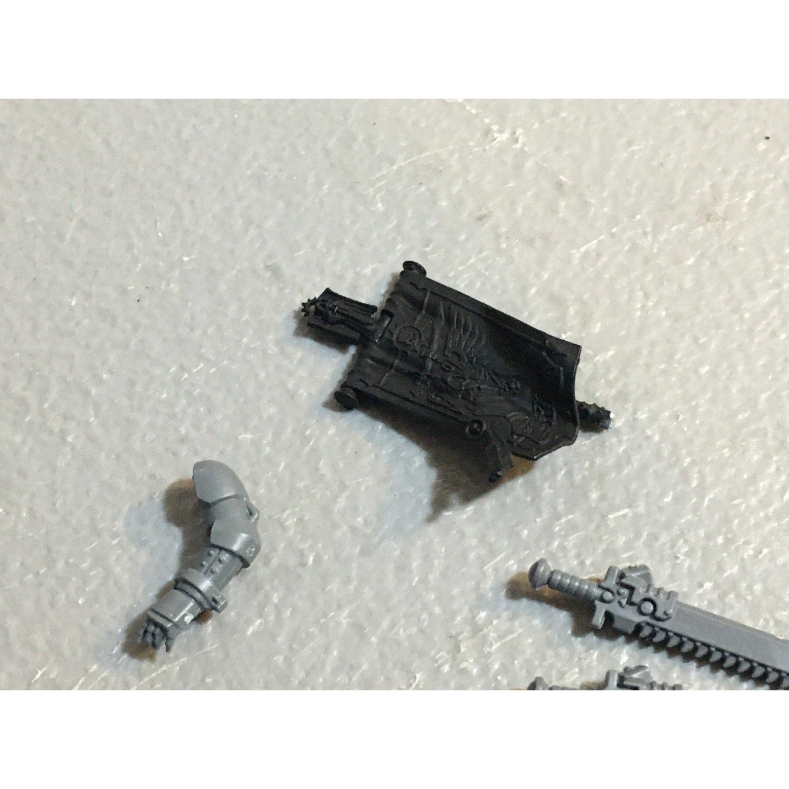 A29487 WARHAMMER 40K SPACE MARINES DARK ANGELS BITS LOT ROBE ARM BOLTER GW