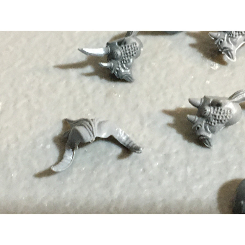 A23234 WARHAMMER FANTASY CHAOS BEASTMEN BITS LOT BESTIGOR ARMS HEADS GW