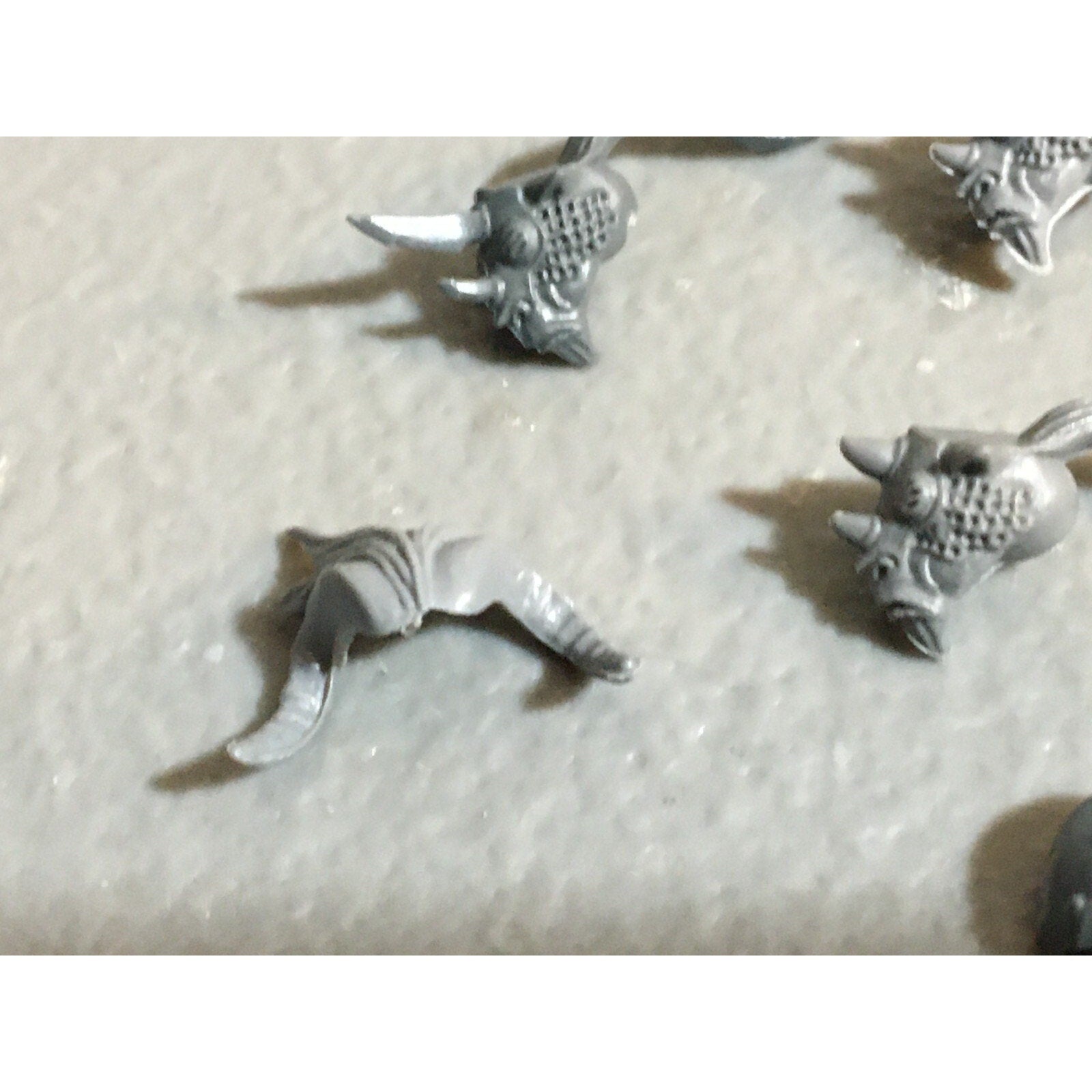 A23234 WARHAMMER FANTASY CHAOS BEASTMEN BITS LOT BESTIGOR ARMS HEADS GW