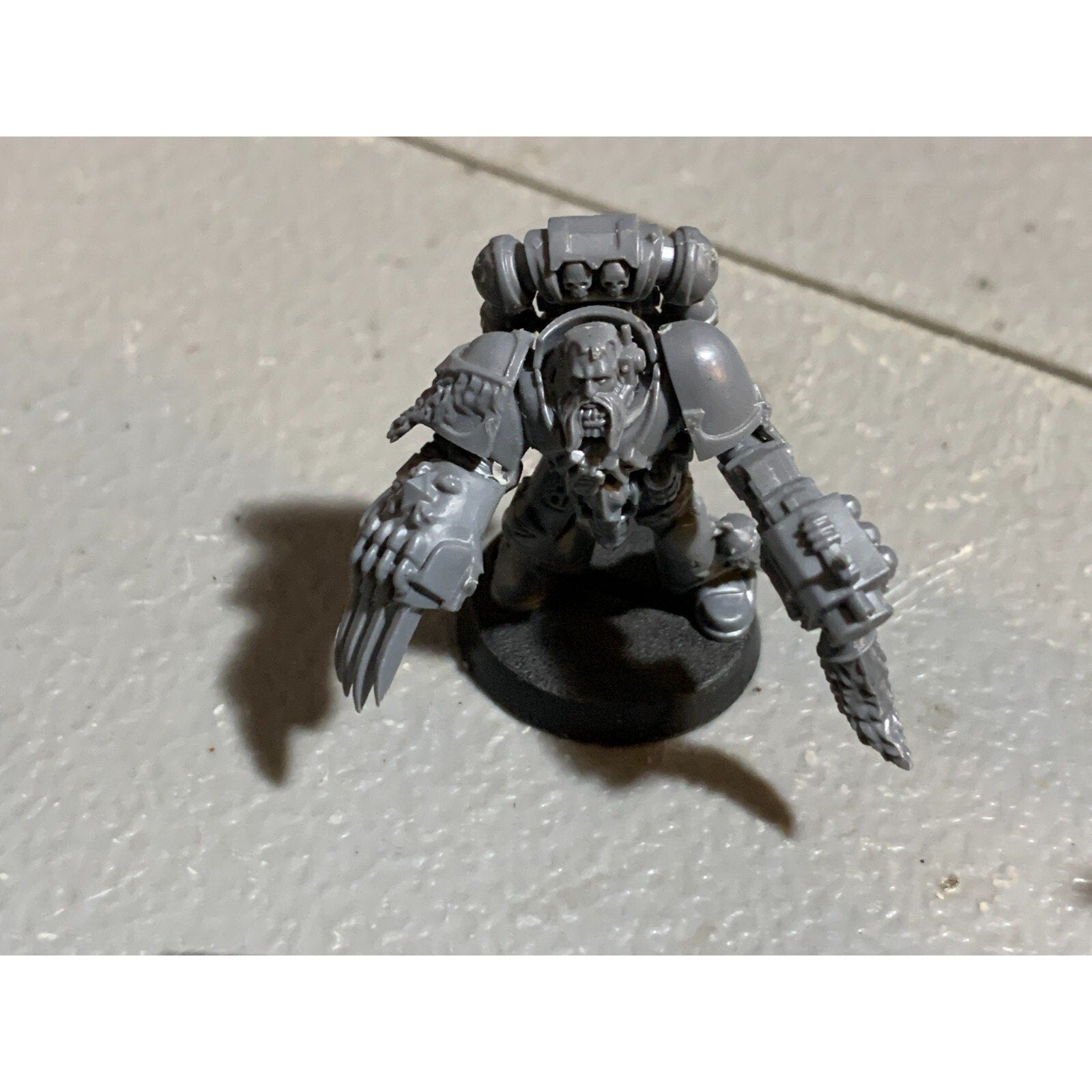 A23308 WARHAMMER 40K SPACE MARINES SPACE WOLVES BITS LOT INC ARMS HEADS SHOULDER