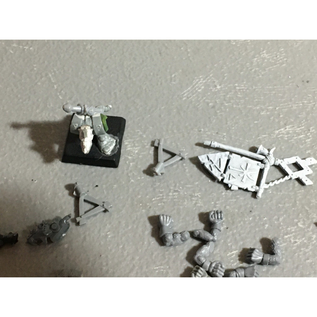 A22308 WARHAMMER FANTASY SKAVEN BITS LOT MIXED ARMS ICONS TAIL GAMES WORKSHOP GW