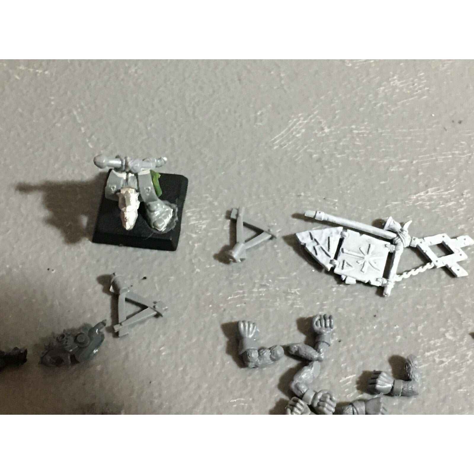 A22308 WARHAMMER FANTASY SKAVEN BITS LOT MIXED ARMS ICONS TAIL GAMES WORKSHOP GW