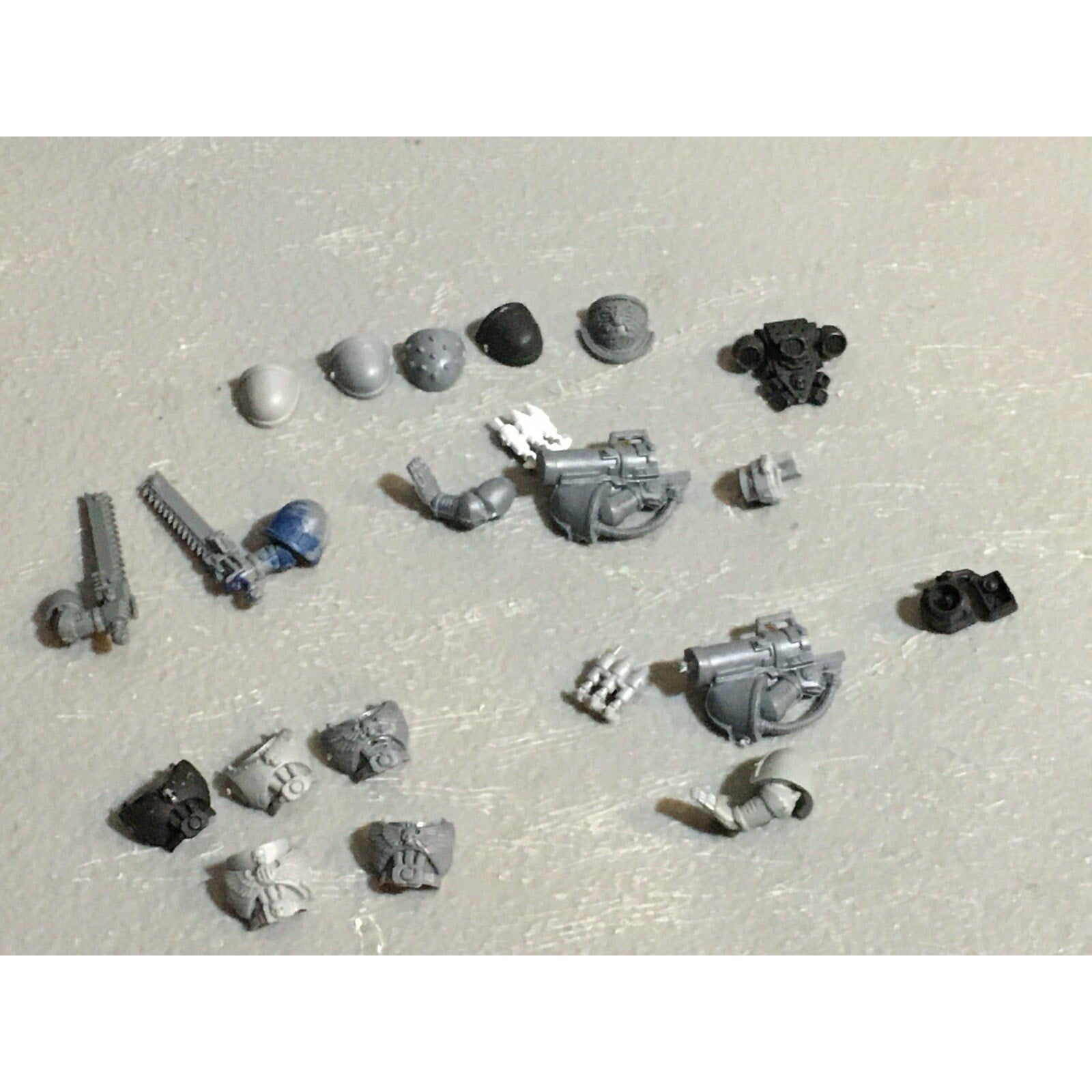 A23089 WARHAMMER 40K SPACE MARINES BITS LOT MIXED MISSILE TORSOS SHOULDERS GW