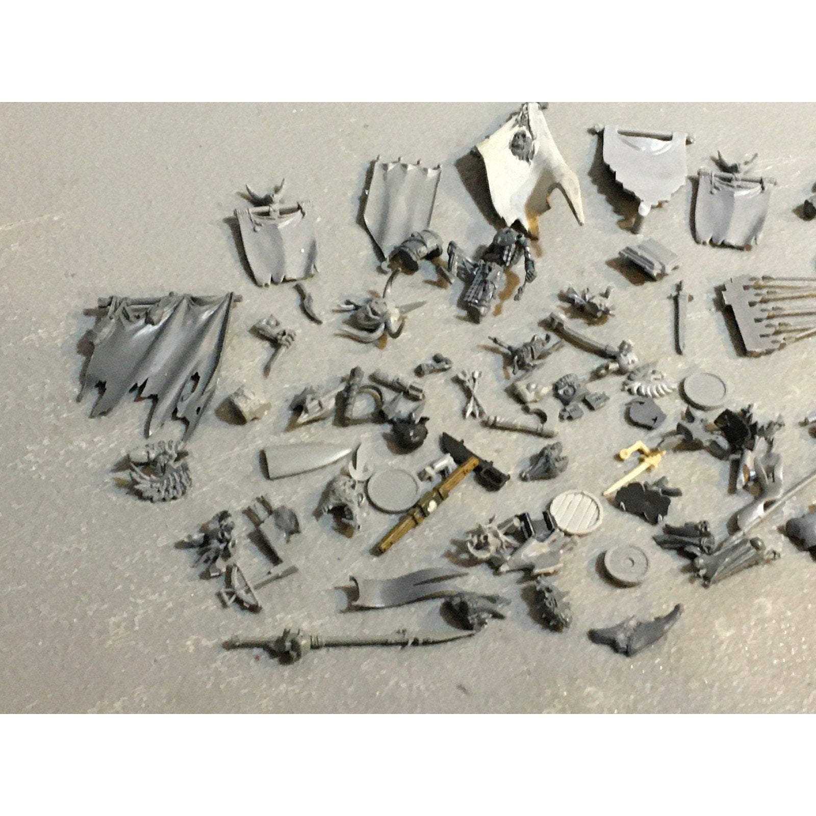 A29616 WARHAMMER FANTASY AOS MIXED BITS LOT BANNER SHIELD CLOAK GW