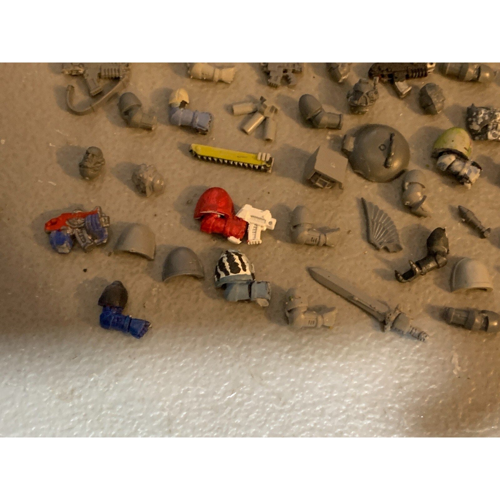 A23320 WARHAMMER 40K SPACE MARINES BITS LOT ARMS GUNS HEADS PADS GAMES WORKSHOP