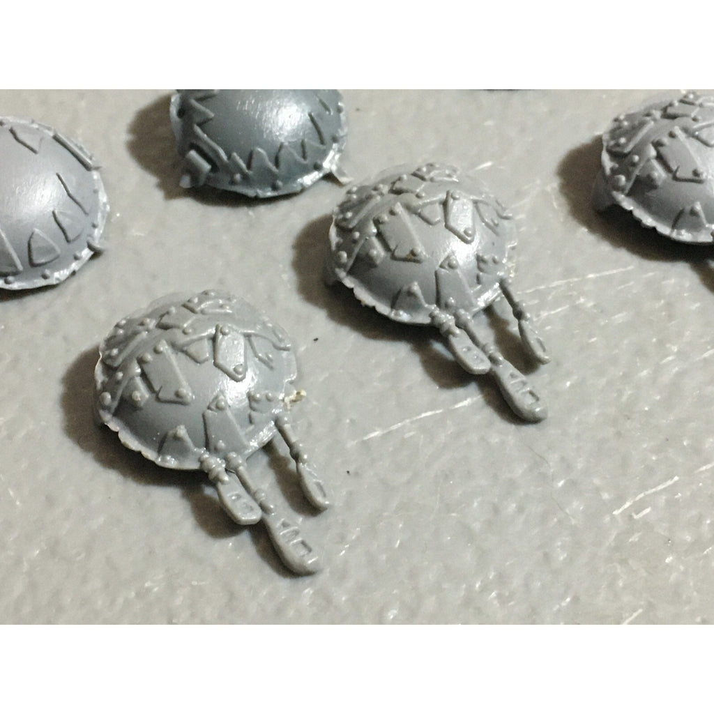 A22583 WARHAMMER FANTASY OGRE KINGDOMS BITS LOT GUT PLATES GAMES WORKSHOP GW