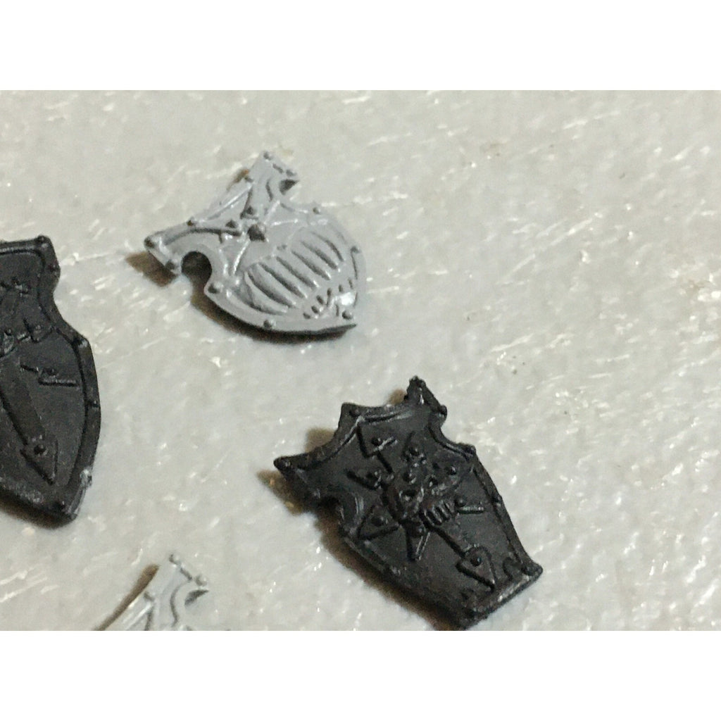 A22245 WARHAMMER FANTASY CHAOS MORTALS BITS LOT WARRIORS KNIGHTS SHIELDS GW OOP