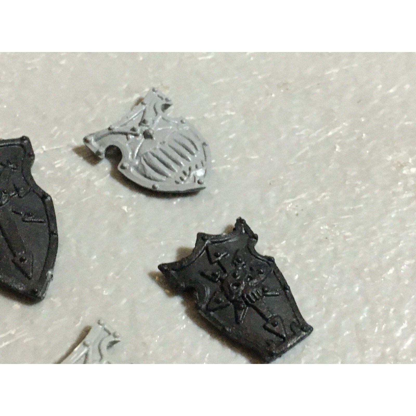 A22245 WARHAMMER FANTASY CHAOS MORTALS BITS LOT WARRIORS KNIGHTS SHIELDS GW OOP