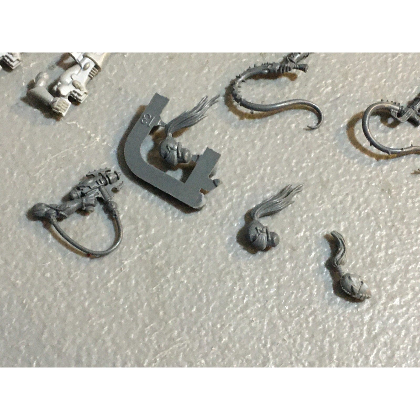 A27444 WARHAMMER 40K DARK ELDAR BITS LOT ARMS HANDS BLADE GW