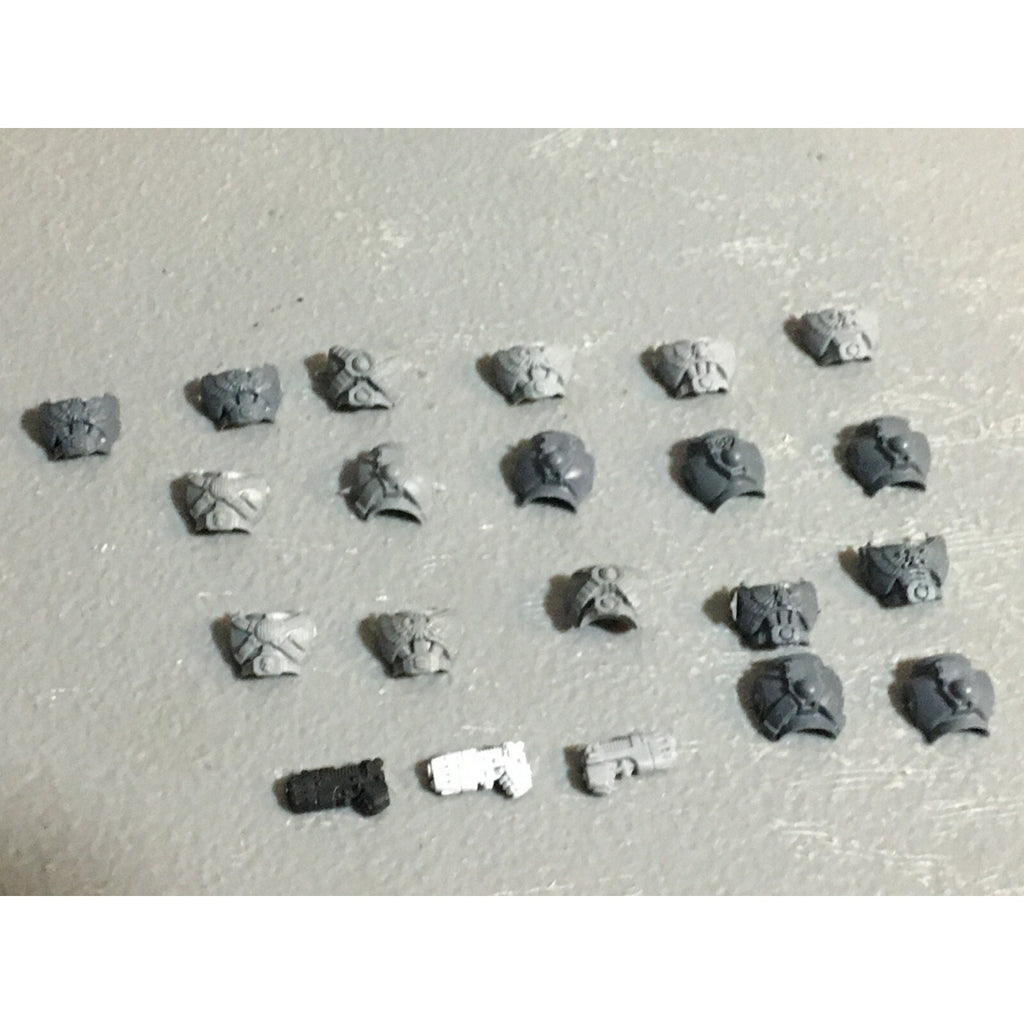 A22961 WARHAMMER 40K SPACE MARINES BITS LOT TORSOS FRONT BACK PLASMA PISTOL GW