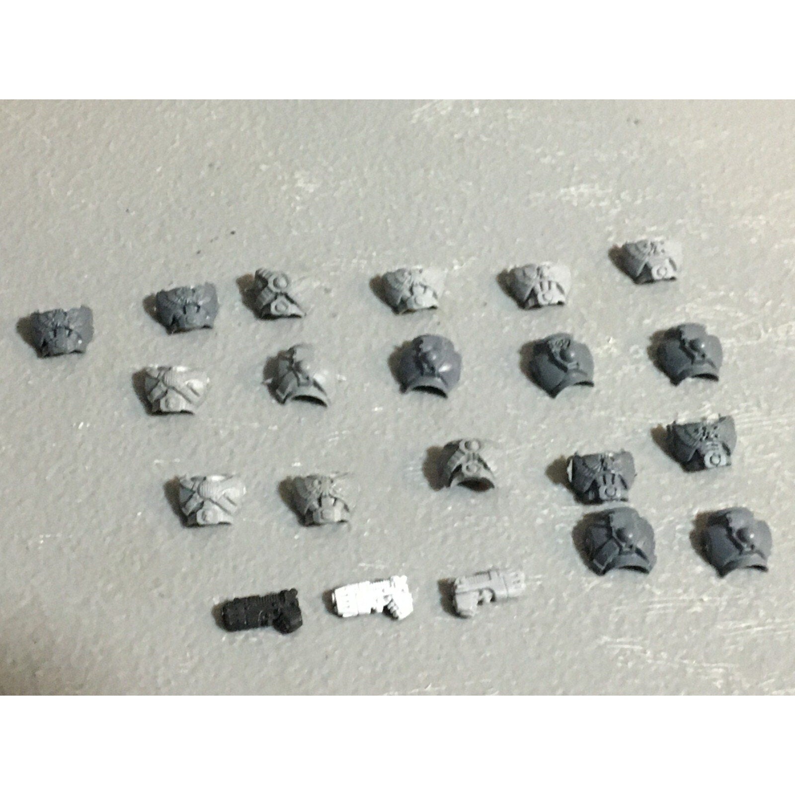 A22961 WARHAMMER 40K SPACE MARINES BITS LOT TORSOS FRONT BACK PLASMA PISTOL GW