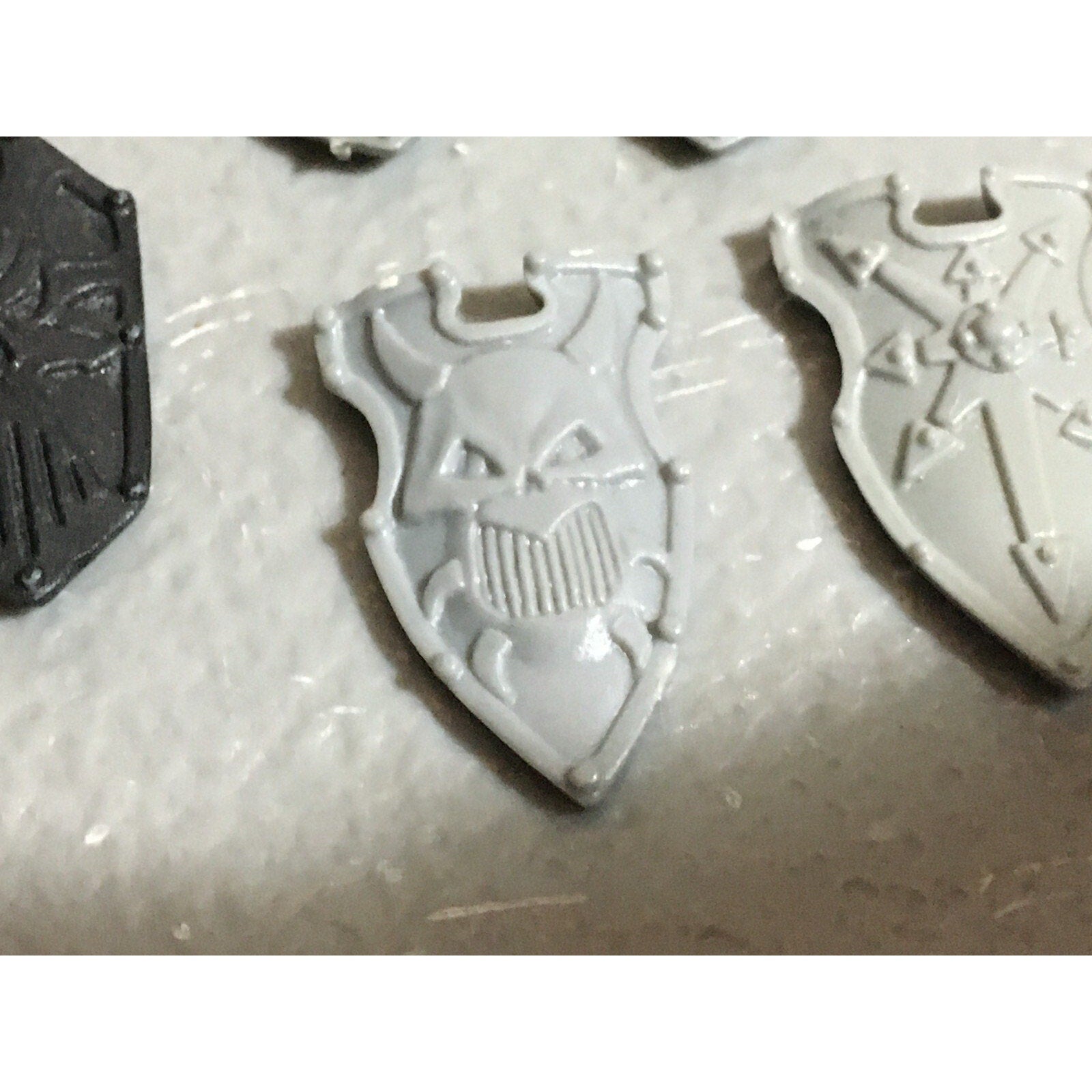 A22246 WARHAMMER FANTASY CHAOS MORTALS BITS LOT WARRIORS KNIGHTS SHIELDS GW OOP