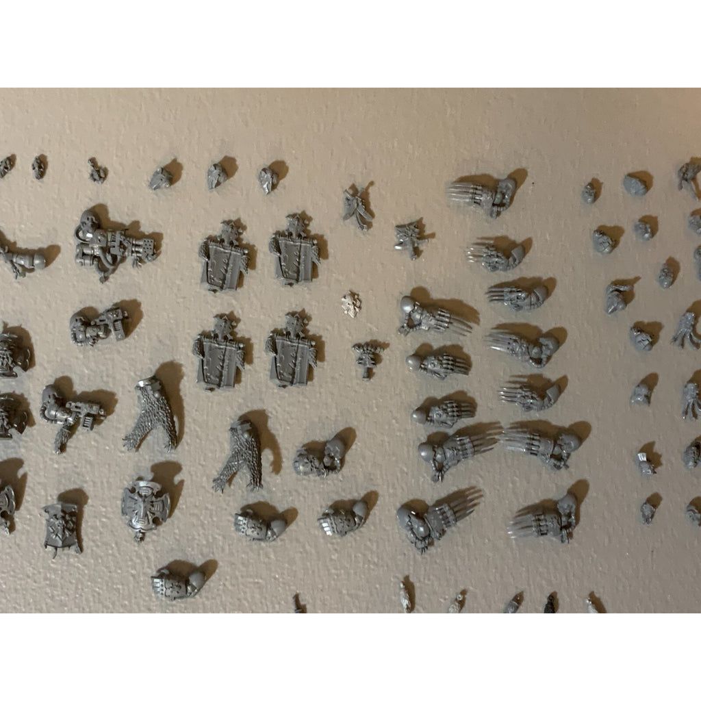 A23060 WARHAMMER 40K MARINES SPACE WOLVES HUGE BITS LOT HEADS ARMS HAMMERS GUNS