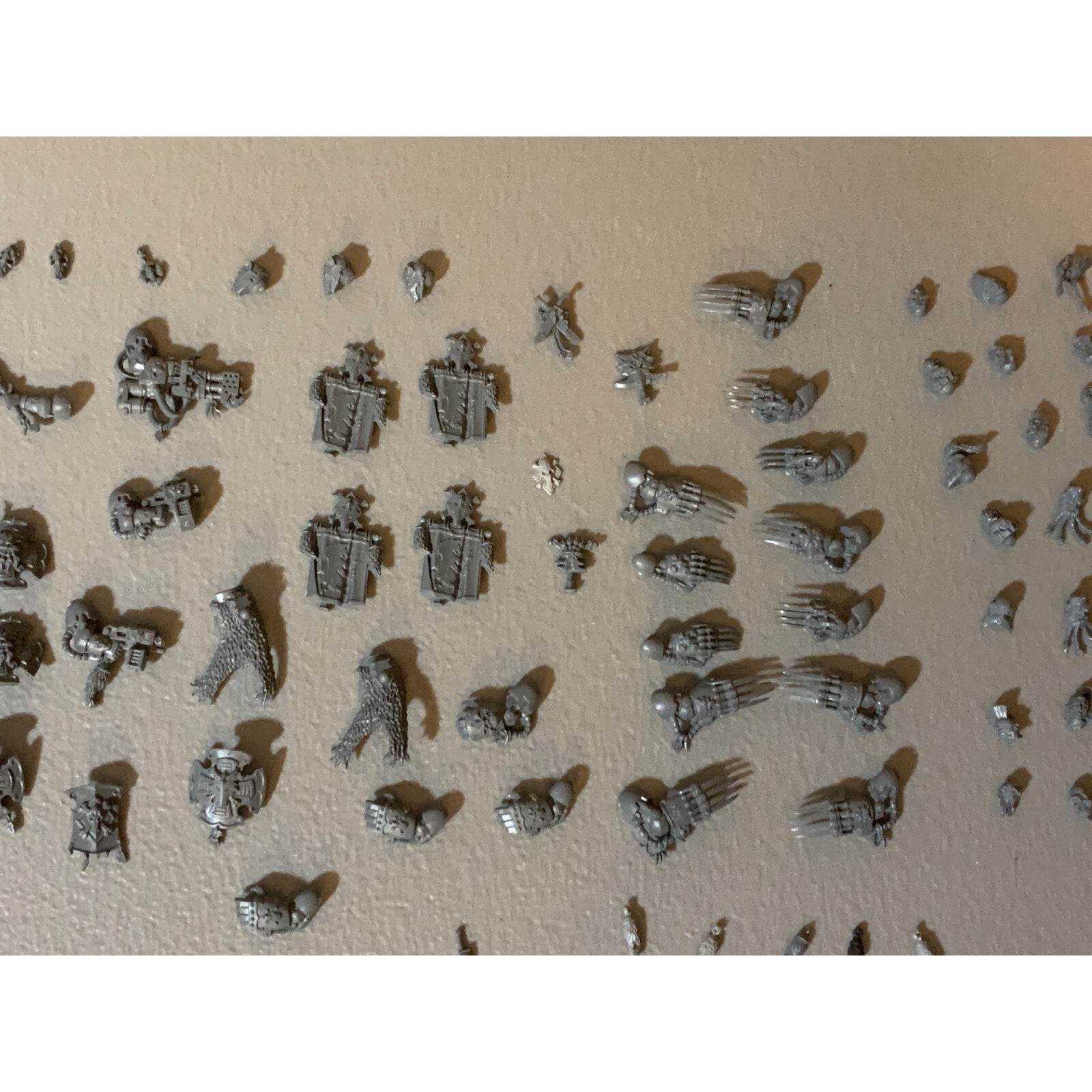 A23060 WARHAMMER 40K MARINES SPACE WOLVES HUGE BITS LOT HEADS ARMS HAMMERS GUNS