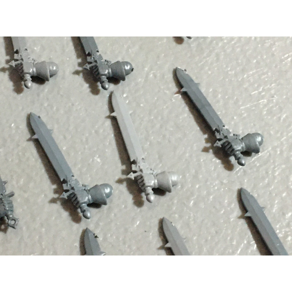 A22221 WARHAMMER FANTASY CHAOS MORTALS BITS LOT SWORD HANDS GAMES WORKSHOP