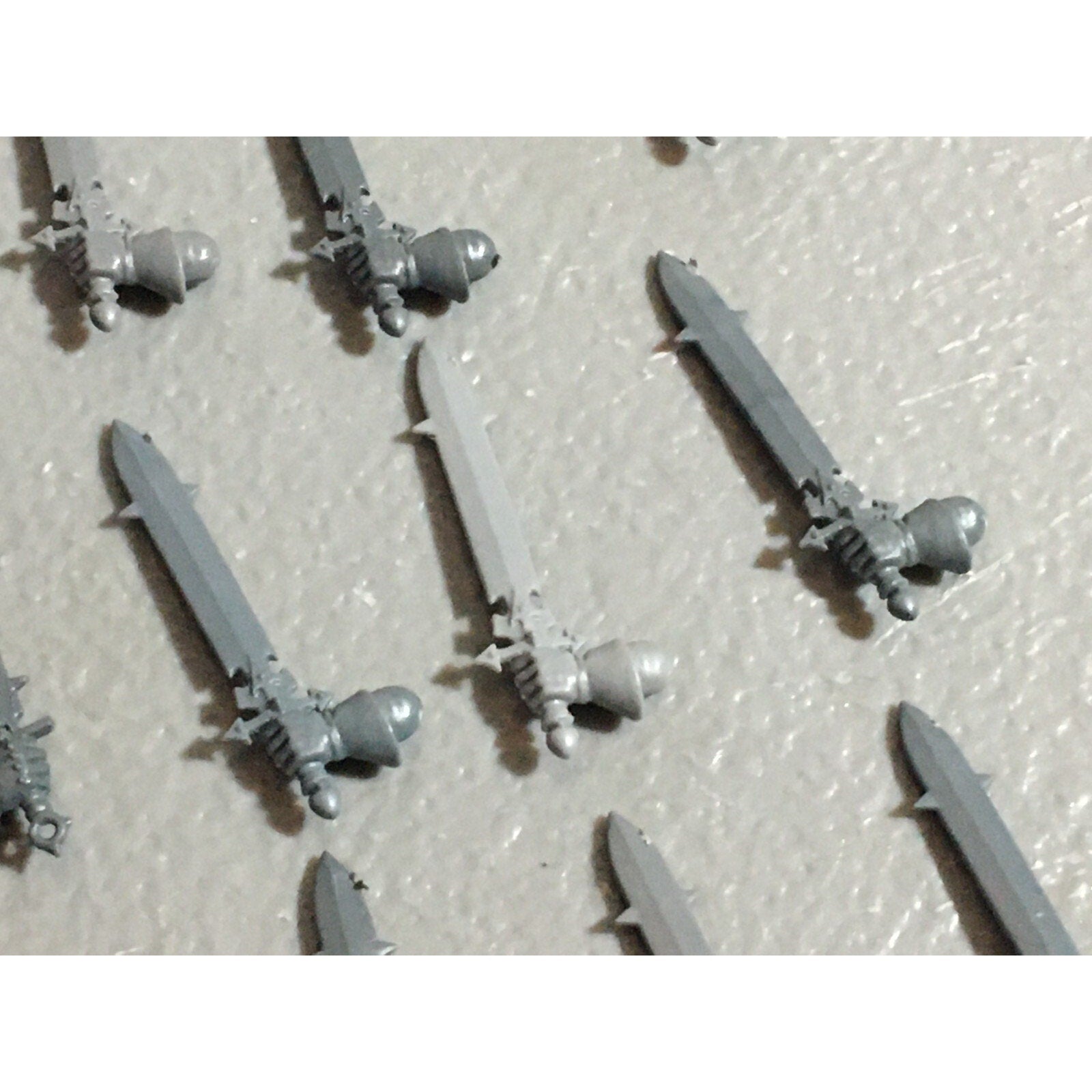 A22221 WARHAMMER FANTASY CHAOS MORTALS BITS LOT SWORD HANDS GAMES WORKSHOP