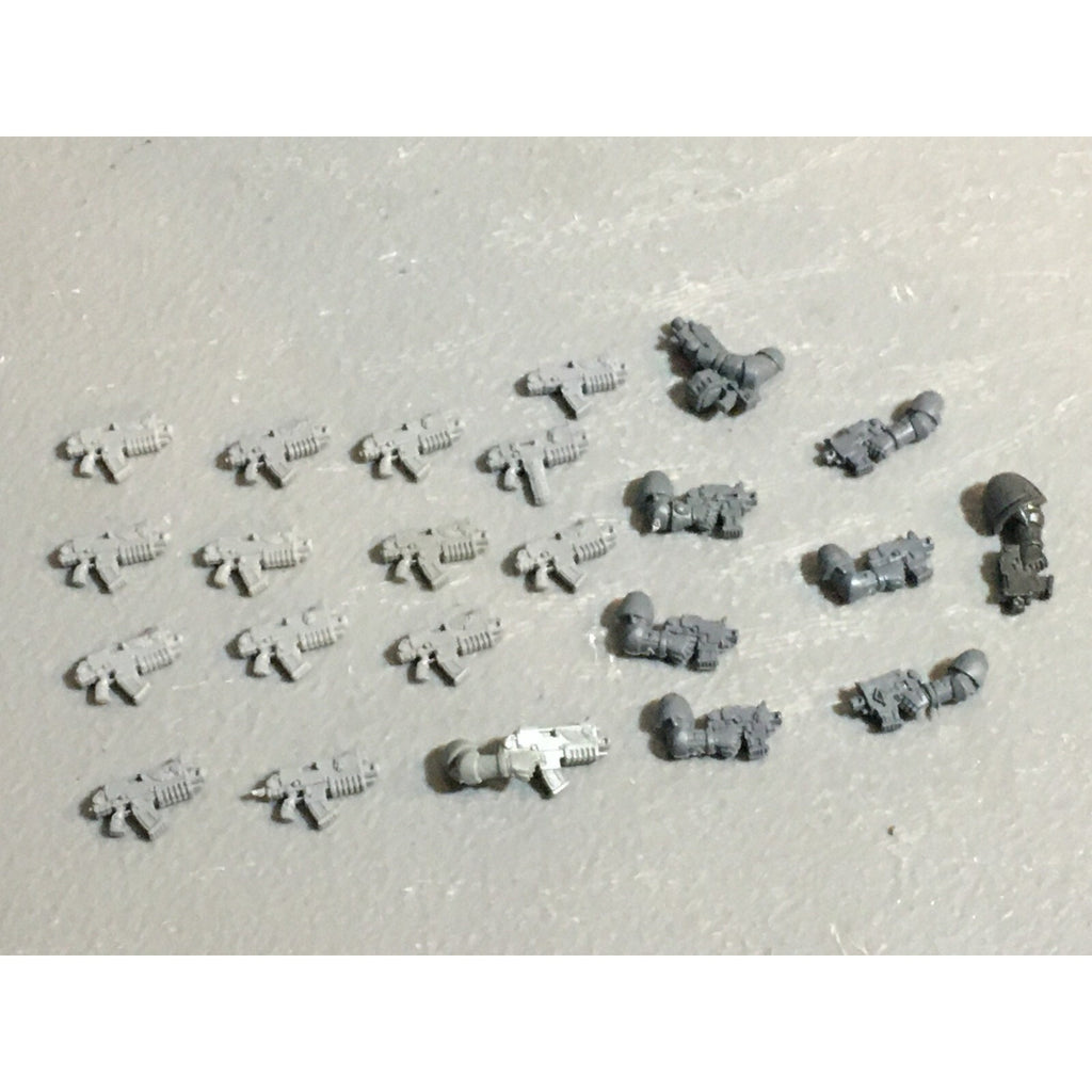 A22920 WARHAMMER 40K SPACE MARINES BITS LOT BOLTERS PISTOLS GAMES WORKSHOP GW