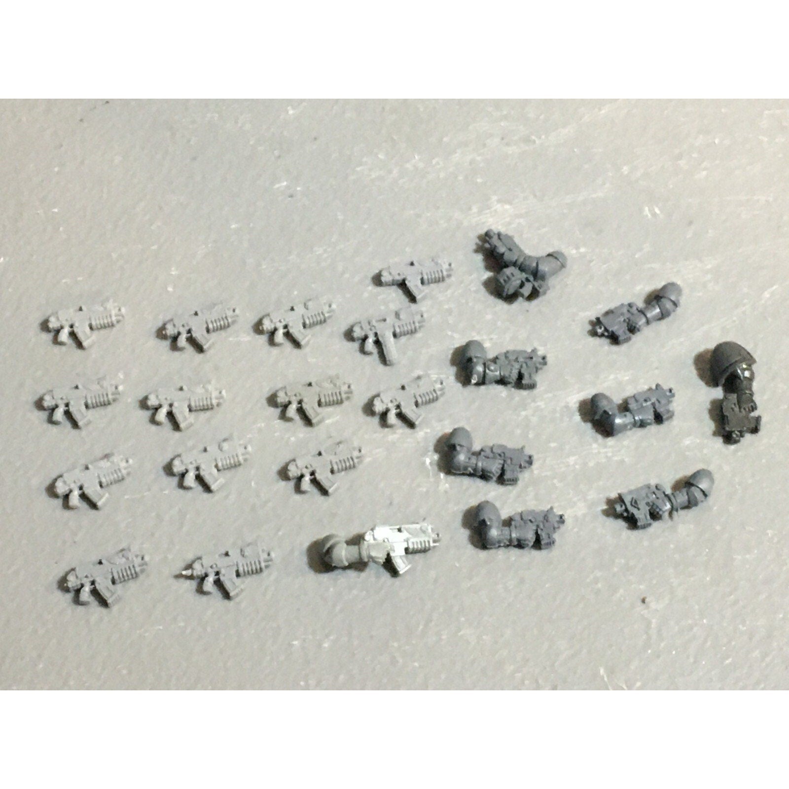 A22920 WARHAMMER 40K SPACE MARINES BITS LOT BOLTERS PISTOLS GAMES WORKSHOP GW