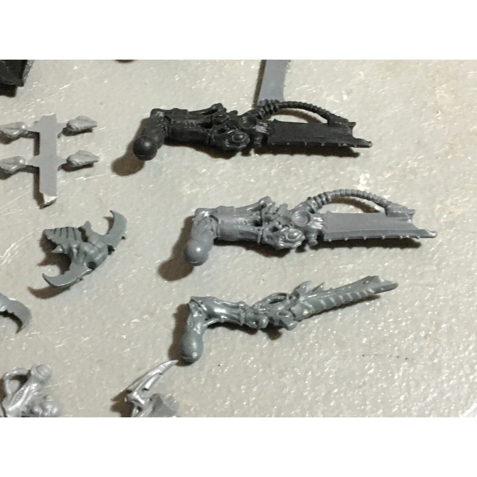 A22318 WARHAMMER 40K TYRANIDS BITS LOT MIXED GAMES WORKSHOP GW
