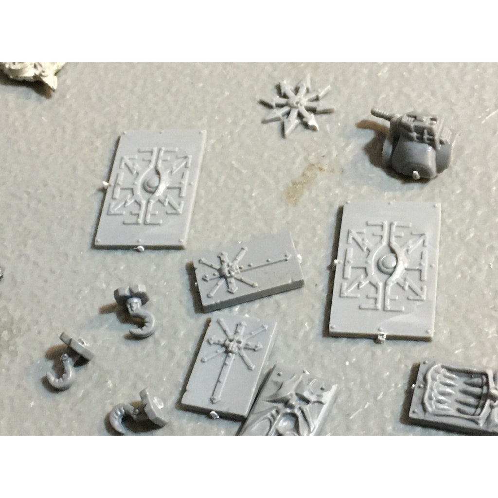A25114 WARHAMMER 40K CHAOS SPACE MARINES BITS LOT TANK PLATE HOOK 4 BIT METAL GW
