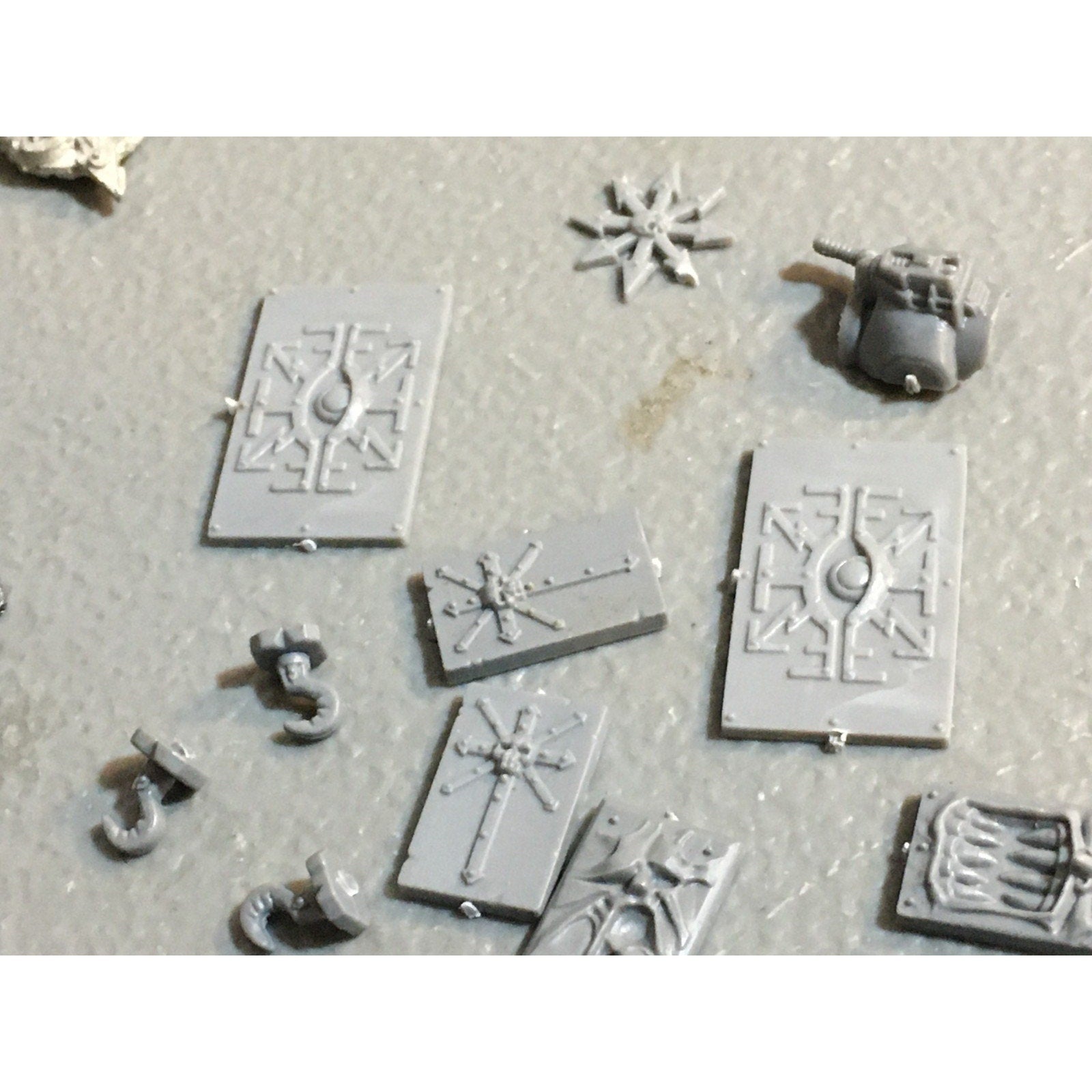 A25114 WARHAMMER 40K CHAOS SPACE MARINES BITS LOT TANK PLATE HOOK 4 BIT METAL GW