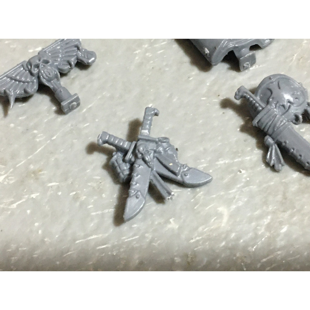 A22557 WARHAMMER 40K SPACE MARINES WOLVES BITS LOT BANNER ACCESSORY SHIELD GW